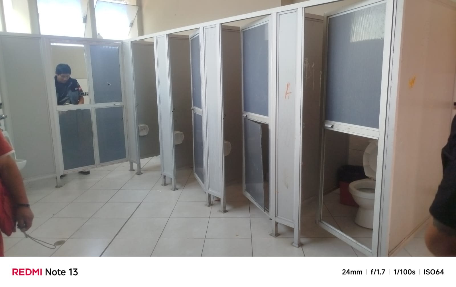 Puertas rotas y dañadas en el baño de secundaria