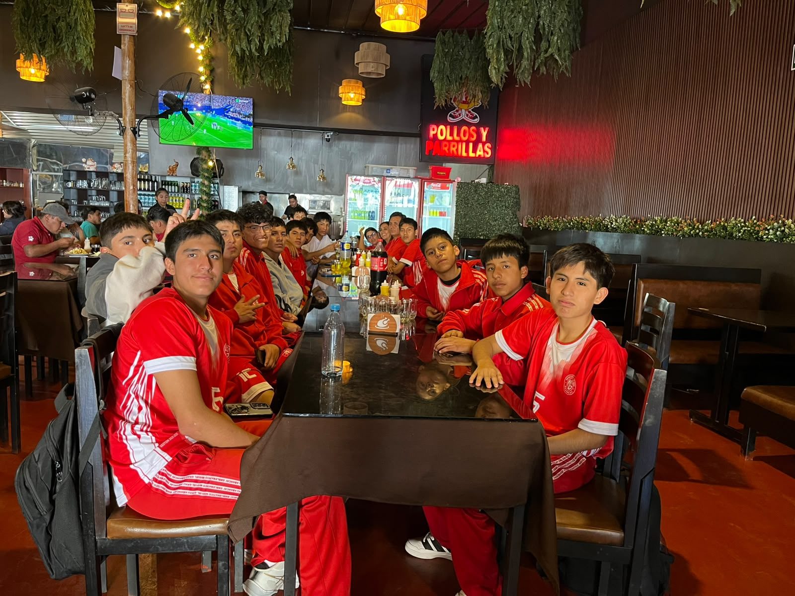 Atención de almuerzo para estudiantes de básquet