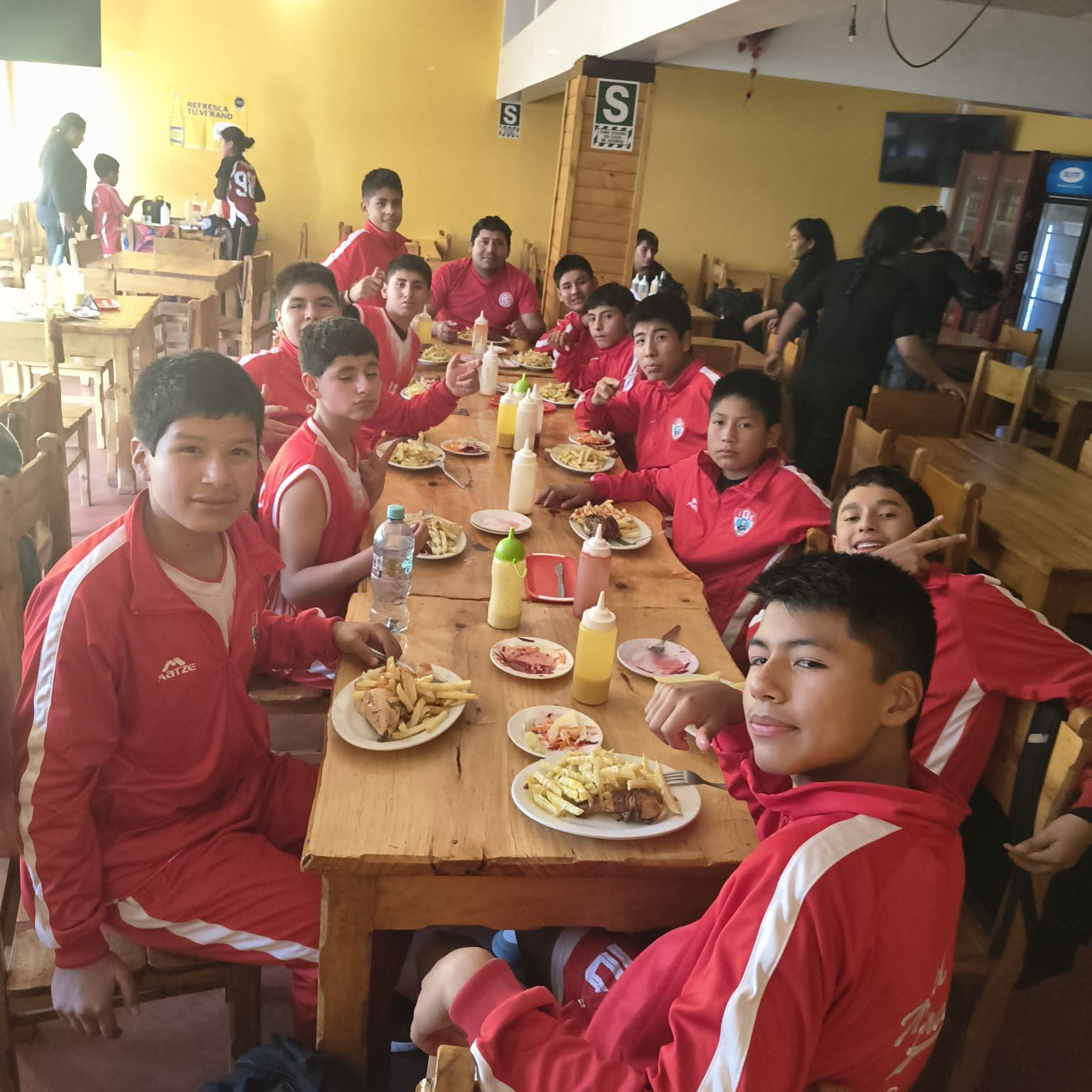 Atención de almuerzo para estudiantes de fútbol